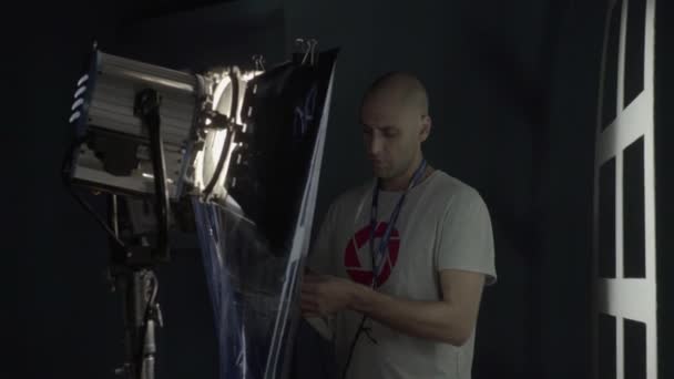 Iluminación en el set de la película durante el rodaje. Filmmaking. Disparos. — Vídeos de Stock