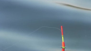 Balık tutarken suyun üzerinde bir şamandıraya yakın çekim..