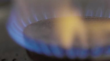 Gaz ocağındaki yangının yakın plan görüntüsü.