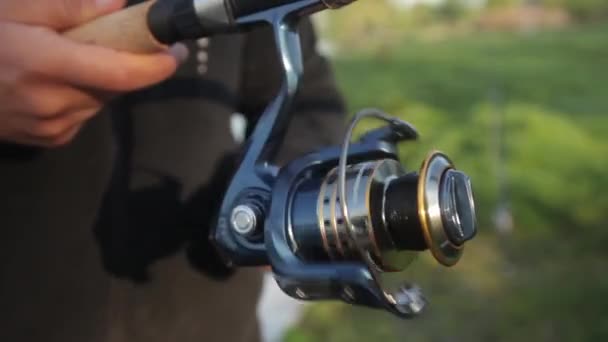 Detailní záběr navijáku při rybolovu — Stock video