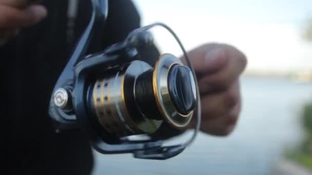 Detailní záběr navijáku při rybolovu — Stock video