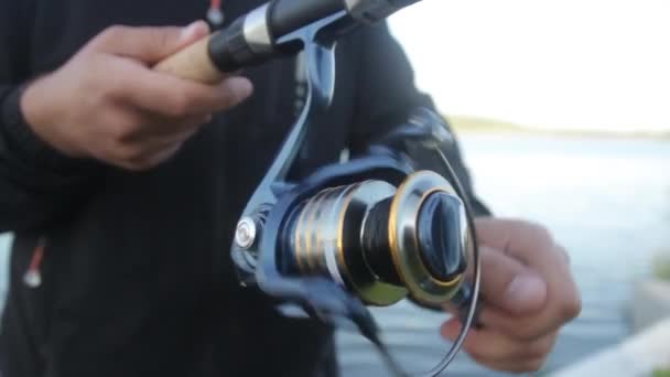 Close-up do carretel da linha de pesca durante a pesca — Vídeo de Stock