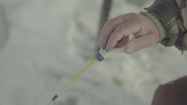 Pesca de invierno. Hombre pescador capturas de peces en invierno — Vídeo de stock