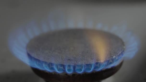Κοντινό πλάνο φωτιάς σε θερμοσίφωνα σε φούρνο γκαζιού — Αρχείο Βίντεο