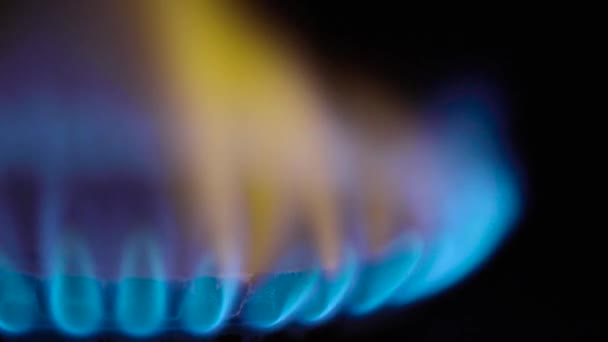 Închiderea unui incendiu într-un stoker de gaz pe o sobă de gaz — Videoclip de stoc