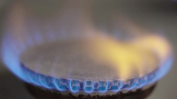 Lähikuva tulipalosta kaasulieden päällä olevassa kaasulämmittimessä — kuvapankkivideo