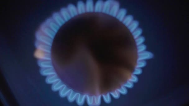 Close-up van een brand in een gasfornuis op een gasfornuis — Stockvideo