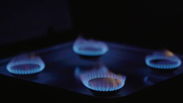 Primer plano de un incendio en una estufa de gas en una estufa de gas — Vídeo de stock