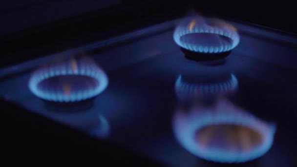 Gros plan d'un incendie dans une cuisinière à gaz sur une cuisinière à gaz — Video