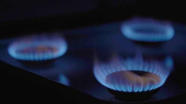 Gros plan d'un incendie dans une cuisinière à gaz sur une cuisinière à gaz — Video