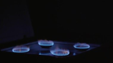Gaz ocağındaki yangının yakın plan görüntüsü.
