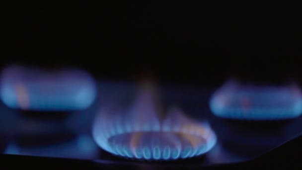 Крупним планом пожежа в газовій кочегарі на газовій плиті — стокове відео