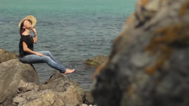 Une fille près de la mer. Sozopol. Bulgarie — Video