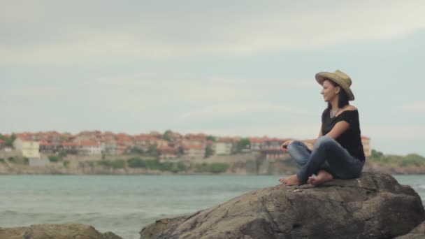 Deniz kenarındaki kız. Sozopol. Bulgaristan — Stok video