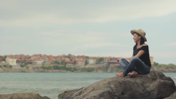 Chica cerca del mar. Sozopol. Países Bajos — Vídeo de stock