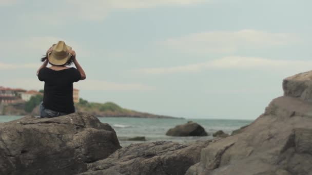 Chica cerca del mar. Sozopol. Países Bajos — Vídeos de Stock