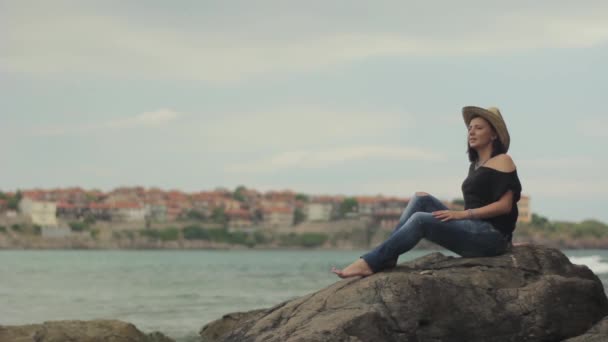 Une fille près de la mer. Sozopol. Bulgarie — Video