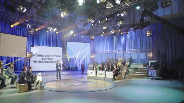 Nagrywanie programów telewizyjnych w studiu TV — Wideo stockowe