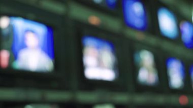 TV kaydı sırasında bir TV stüdyosundaki monitörleri izle. Kontrol odası.