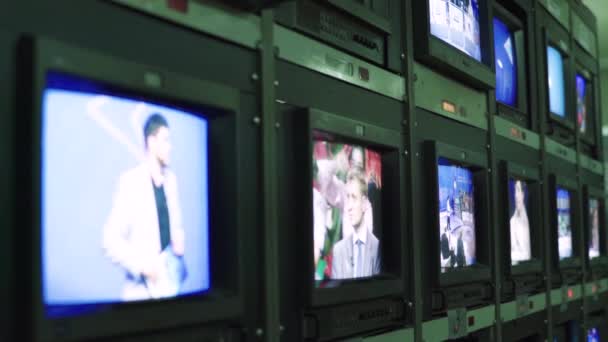 Monitore monitores em um estúdio de TV durante a gravação da TV. Sala de controlo. — Vídeo de Stock