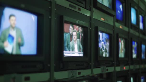 Monitor monitoren in een tv-studio tijdens de tv-opname. Controlekamer. — Stockvideo