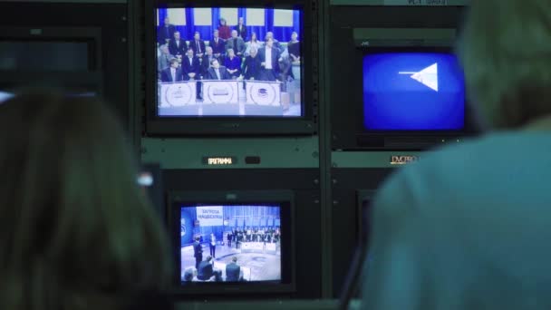 Monitore in einem Fernsehstudio während der Fernsehaufzeichnung. Kontrollraum. — Stockvideo