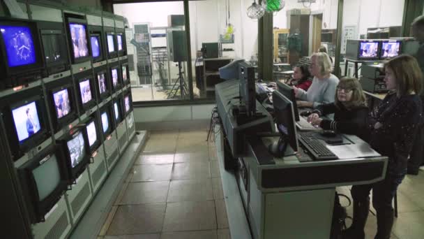 Монитор мониторов в телестудии во время телевизионной записи. Комната управления. — стоковое видео