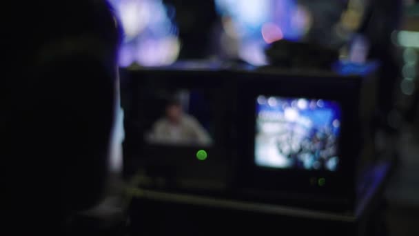 Monitorea monitores en un estudio de TV durante la grabación de TV. Sala de control. — Vídeos de Stock