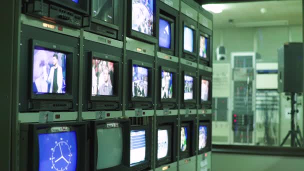 Monitorare i monitor in uno studio televisivo durante la registrazione TV. Sala di controllo. — Video Stock