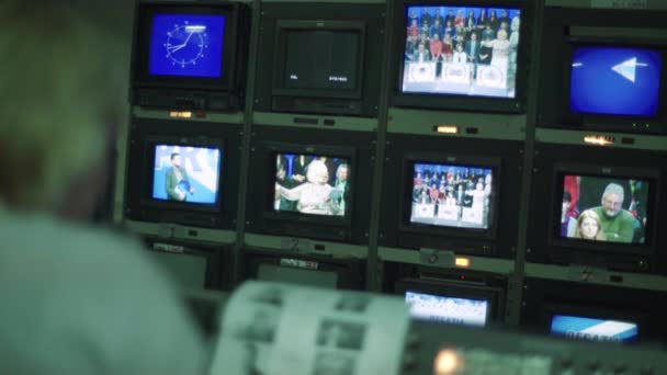 Monitore monitores em um estúdio de TV durante a gravação da TV. Sala de controlo. — Vídeo de Stock