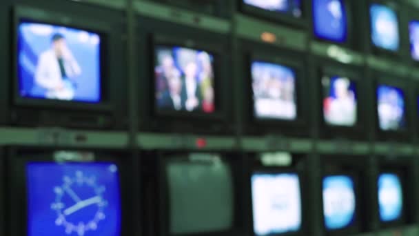 Monitor monitor di studio TV selama rekaman TV. Ruang kontrol. — Stok Video