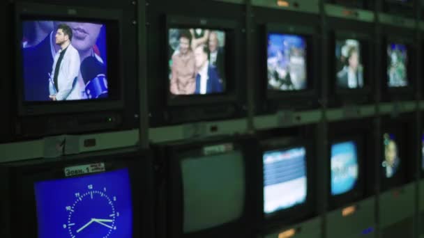监控器在电视录制期间在电视演播室里进行监控.控制室. — 图库视频影像