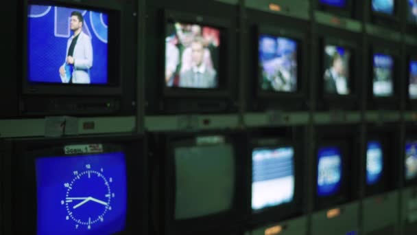 TV kaydı sırasında bir TV stüdyosundaki monitörleri izle. Kontrol odası. — Stok video