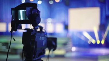 TV kaydı sırasında TV stüdyosunda kamera