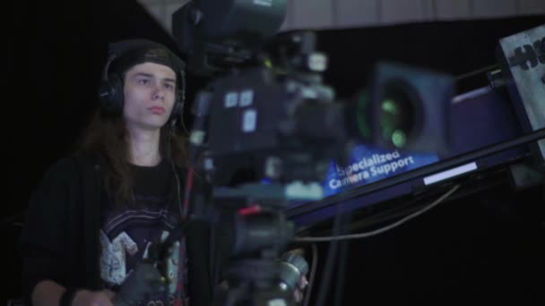 Cameraman com câmera no estúdio de tv durante gravação de tv — Vídeo de Stock