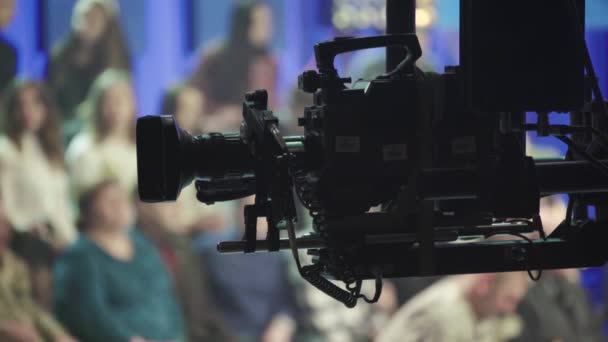 テレビ録画中のテレビスタジオのカメラ — ストック動画