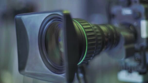 Câmera em estúdio de tv durante gravação de tv — Vídeo de Stock
