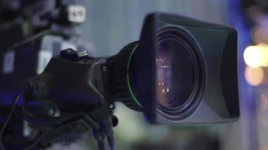 TV kaydı sırasında TV stüdyosunda kamera