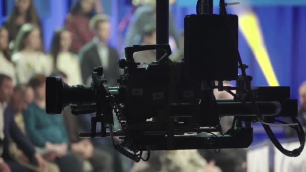 Κάμερα σε στούντιο τηλεόρασης κατά τη διάρκεια της εγγραφής τηλεόραση — Αρχείο Βίντεο