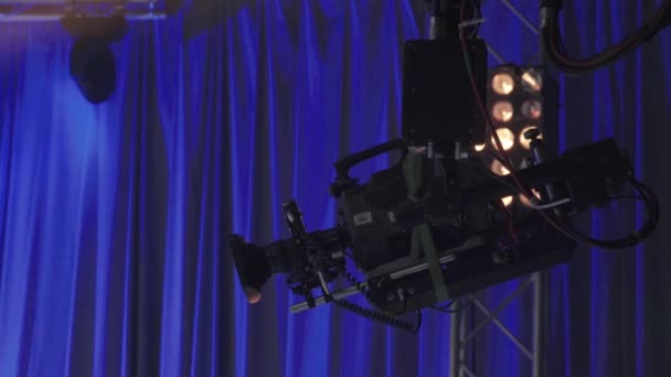 Camera in tv studio tijdens tv-opname — Stockvideo
