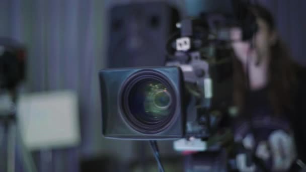 Macchina fotografica in studio TV durante la registrazione tv — Video Stock