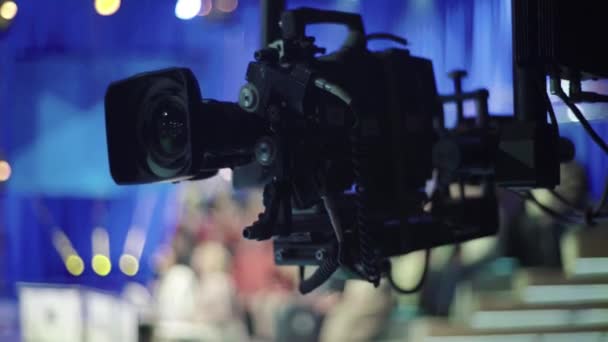 Kamera w studiu telewizyjnym podczas nagrywania TV — Wideo stockowe