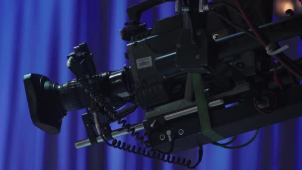 Камера в телестудії під час телевізійного запису — стокове відео