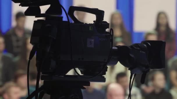 Kamera v televizním studiu během natáčení televize — Stock video