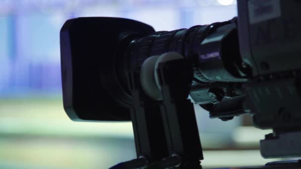 Kamera di studio tv selama rekaman tv — Stok Video