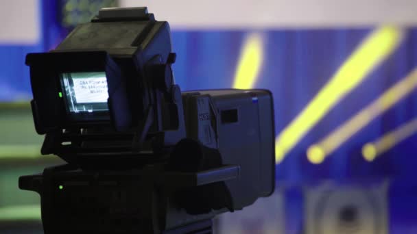 Камера в телестудии во время записи — стоковое видео