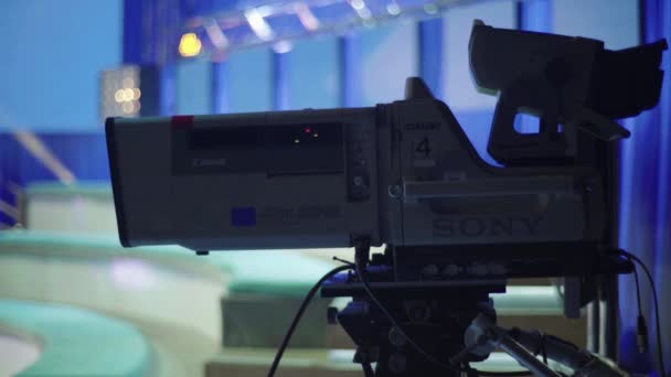 Camera in tv studio during tv recording — Stock Video