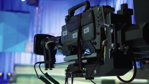 Camera in tv studio during tv recording — Stock Video