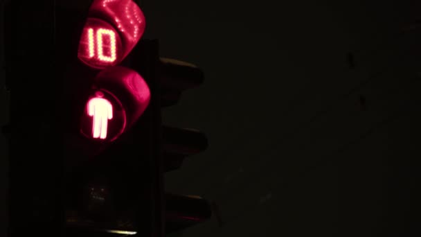 Feu de circulation sur la route la nuit. Gros plan. Kiev. Ukraine 