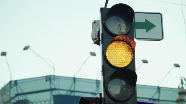 Traffic light on the road during the day. Close-up. Kyiv. Ukraine — Stock Video